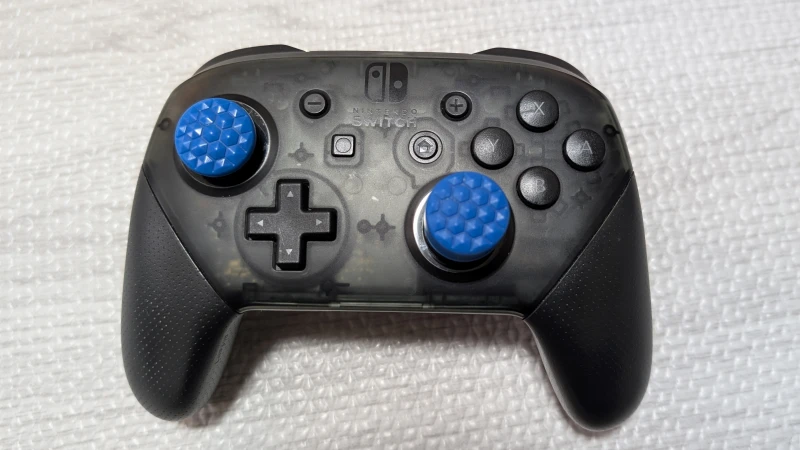 プロコンにPlayVital(ダイヤモンドグレイン&クラックボムデザイン-ブラック)をつけた